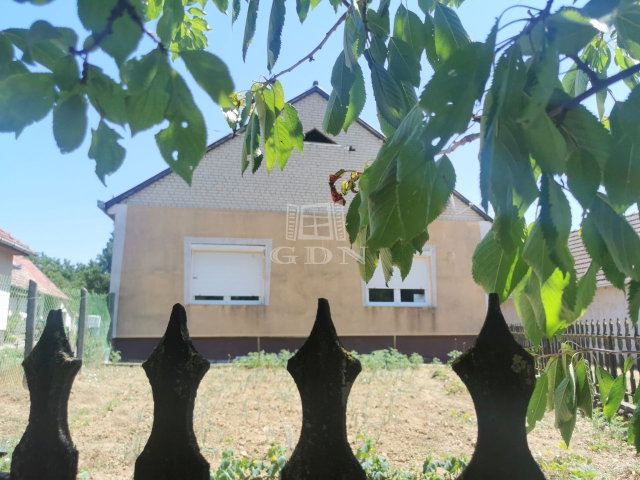 Eladó családi ház, Szentpéterúron 22.9 M Ft, 2 szobás