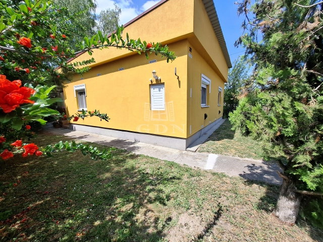 Eladó családi ház, Szigetszentmártonban 64.9 M Ft, 2 szobás