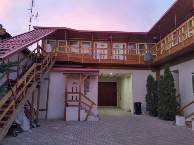 Eladó családi ház, Kecskeméten 175 M Ft, 10 szobás