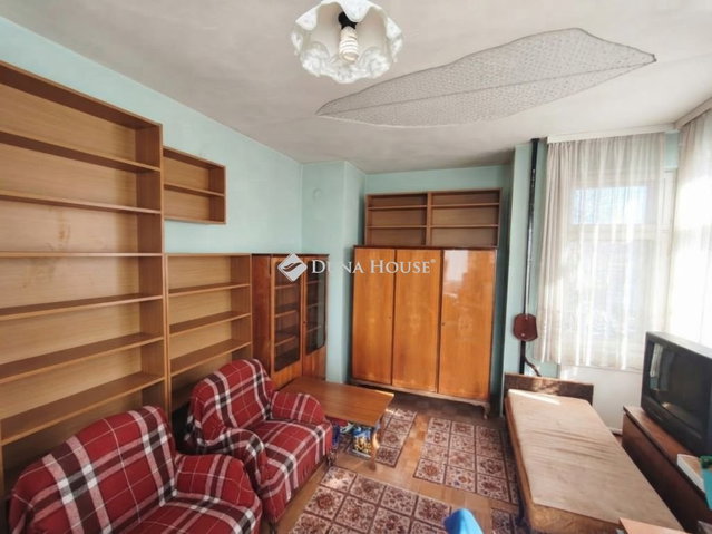 Eladó téglalakás, Tatabányán, Komáromi utcában 31.99 M Ft