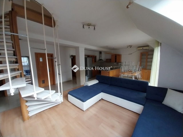 Eladó téglalakás, Pécsett 89.99 M Ft, 6 szobás