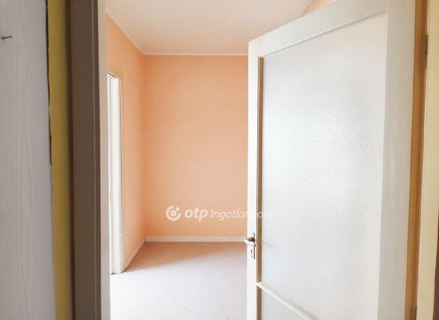 Eladó panellakás, Nyergesújfaluban 41 M Ft, 2+1 szobás