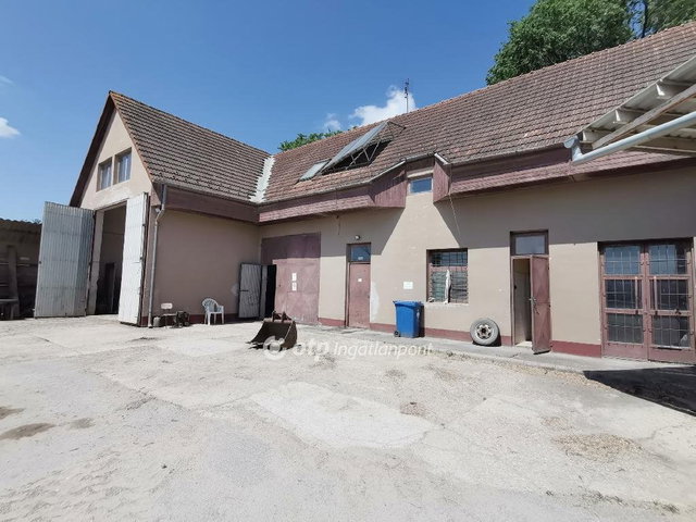 Eladó ipari ingatlan, Békéscsabán 400 M Ft
