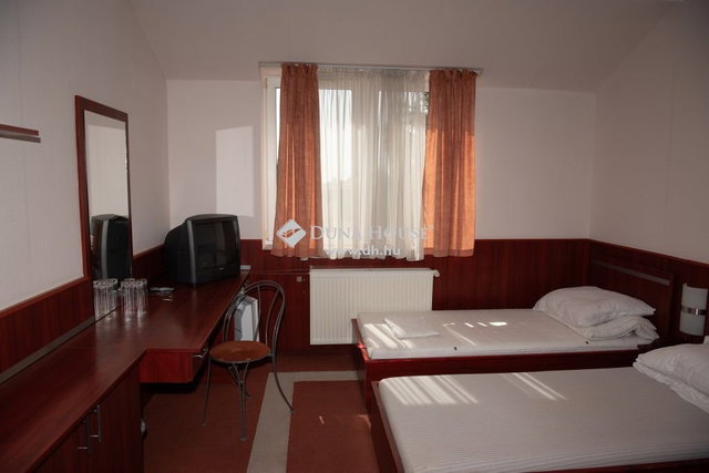 Eladó hotel, Püspökladányban 520 M Ft, 21 szobás