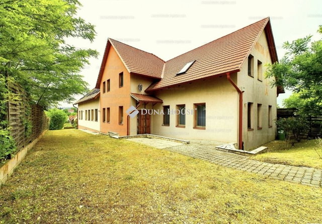 Eladó családi ház, Etyeken 219.9 M Ft, 10 szobás