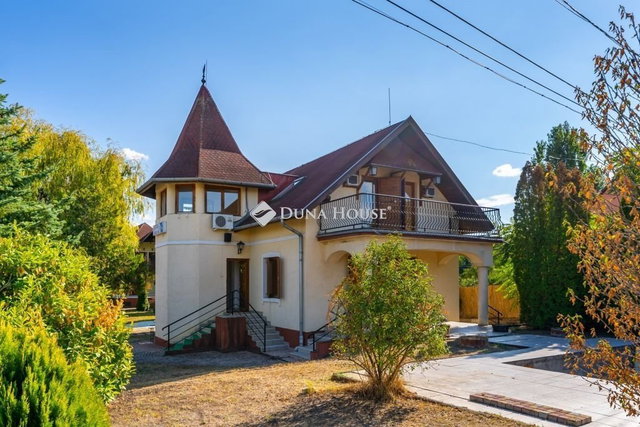 Eladó családi ház, Kőröshegyen 129.9 M Ft, 7 szobás