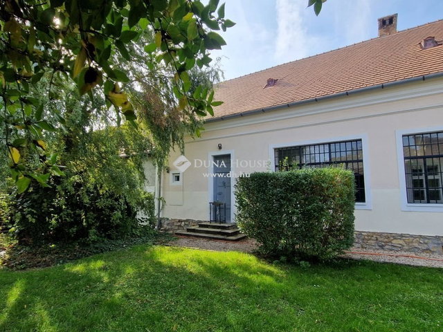 Eladó családi ház, Porván 135 M Ft, 10 szobás