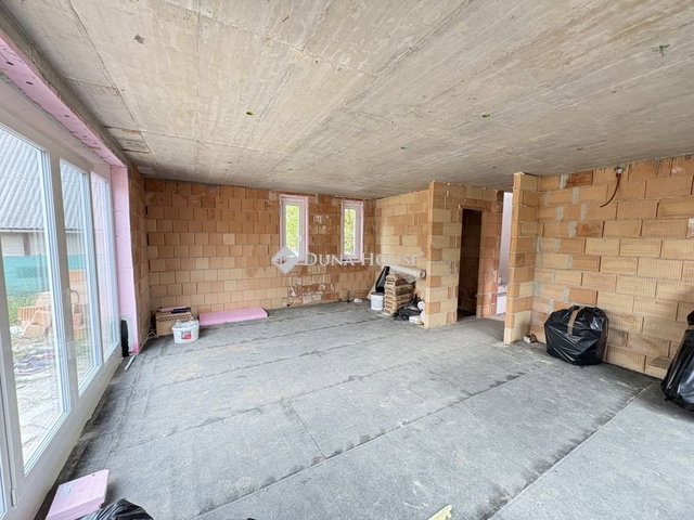 Eladó családi ház, Esztergomban 80 M Ft, 6 szobás