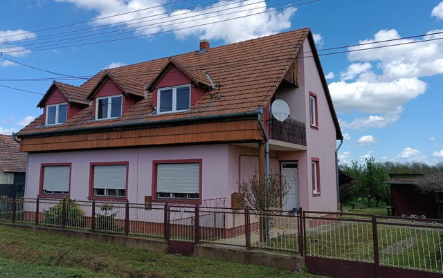 Eladó családi ház, Nagyradán 39.8 M Ft, 8 szobás