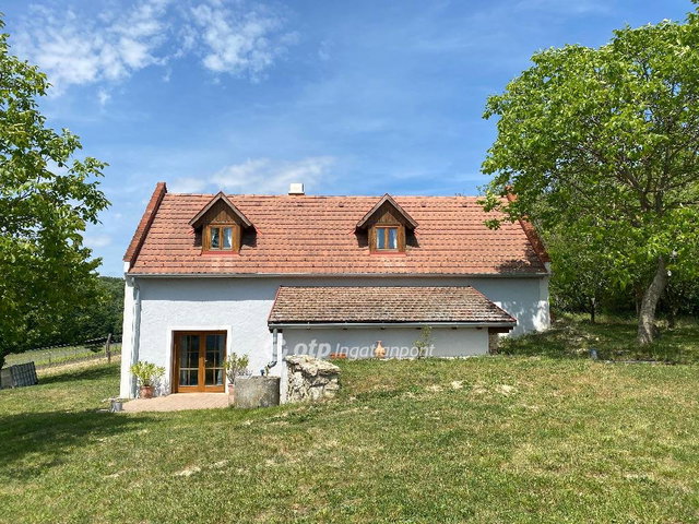 Eladó nyaraló, Balatoncsicsón 99 M Ft, 3 szobás