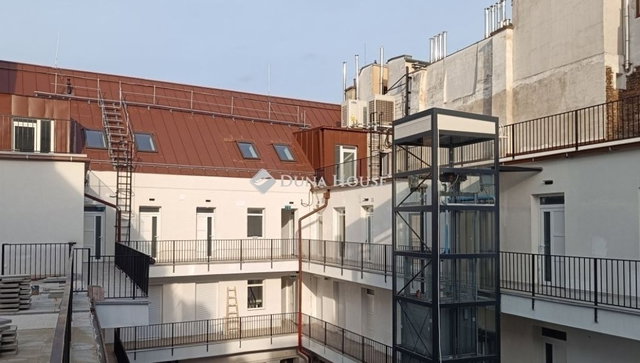 Eladó téglalakás, Budapesten, VI. kerületben 79.9 M Ft, 2 szobás