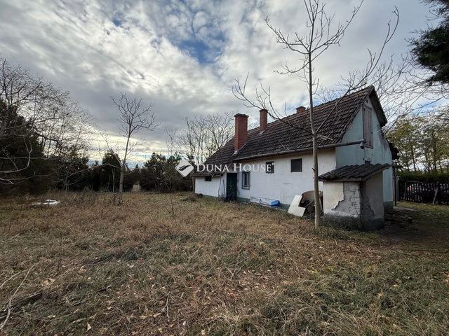 Eladó családi ház, Csemőn 23.9 M Ft, 2 szobás