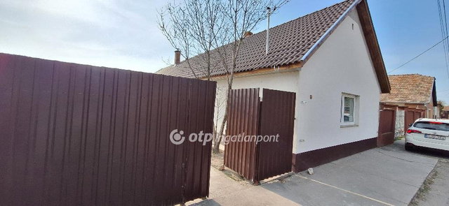 Eladó családi ház, Akasztón 27 M Ft, 2 szobás
