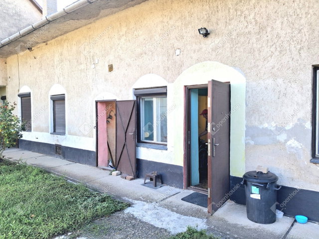 Eladó téglalakás, Komáromban 22 M Ft, 2 szobás
