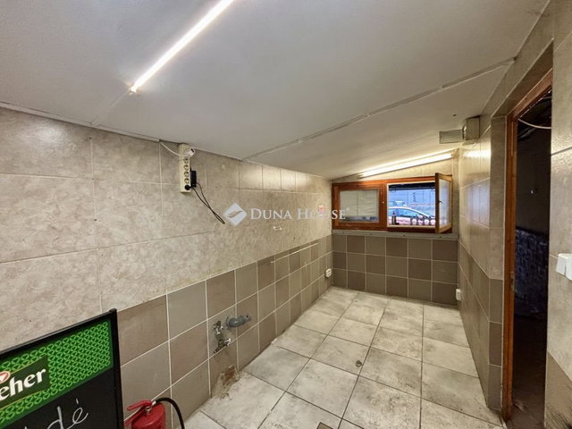 Eladó üzlethelyiség, Esztergomban, Simor János utcában 58.5 M Ft
