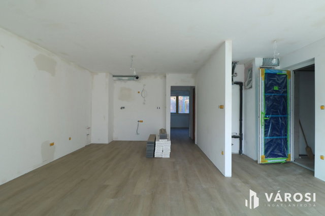 Eladó téglalakás, Szegeden 90 M Ft, 3 szobás
