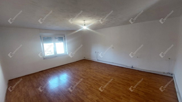 Eladó családi ház, Száron 44.99 M Ft, 2 szobás