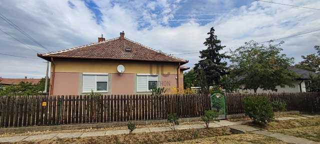 Eladó családi ház, Abádszalókban 37 M Ft, 3 szobás