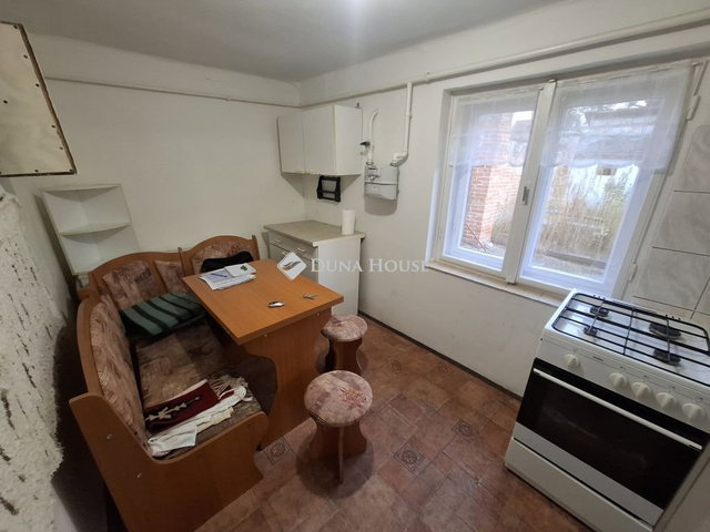 Eladó családi ház, Kiskunfélegyházán 30 M Ft, 2 szobás