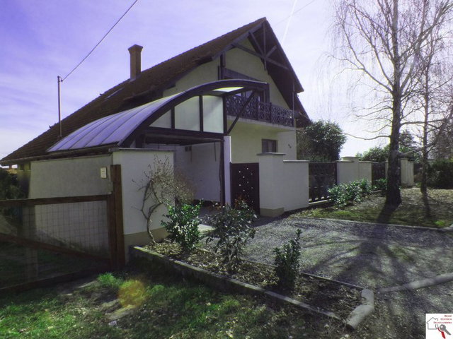 Eladó családi ház, Pécsett 145 M Ft, 7 szobás