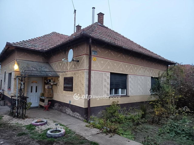 Eladó családi ház, Tiszaföldváron 11.99 M Ft, 3 szobás