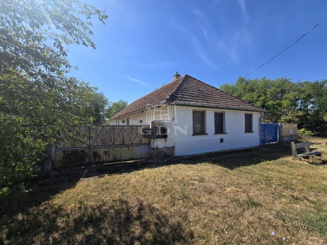 Eladó családi ház, Katymáron 12 M Ft, 3 szobás