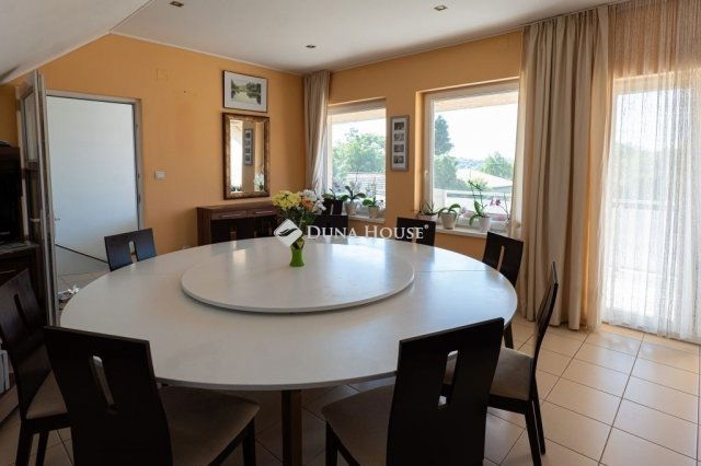 Eladó családi ház, Pécsett 169.9 M Ft, 5+2 szobás