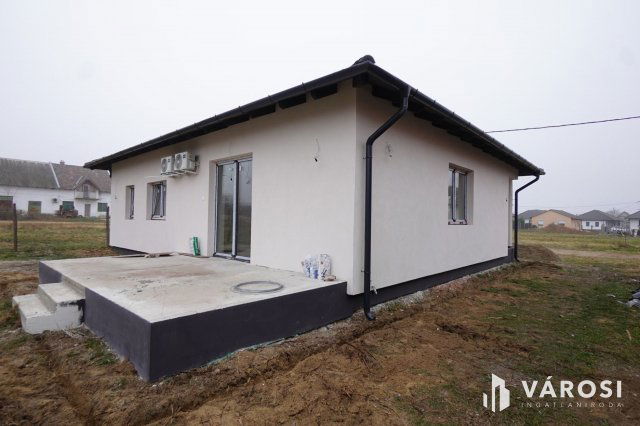 Eladó családi ház, Galgahévízen 70 M Ft, 5 szobás