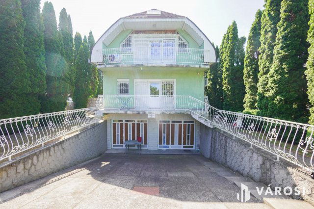 Eladó családi ház, Siófokon 119.9 M Ft, 6 szobás