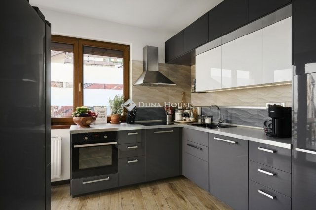 Eladó téglalakás, Szentendrén 175 M Ft, 3 szobás