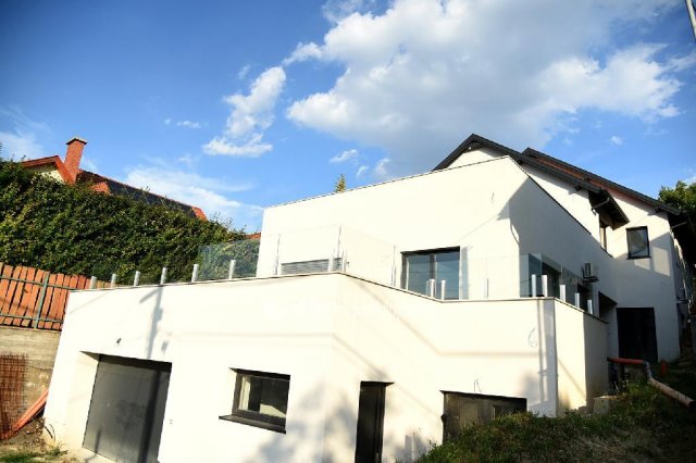 Eladó családi ház, Ürömön 459 M Ft, 7 szobás