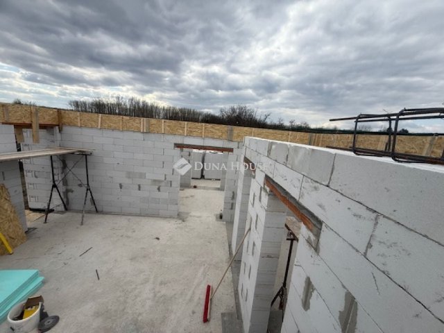 Eladó ikerház, Dánszentmiklóson 73.8 M Ft, 3 szobás