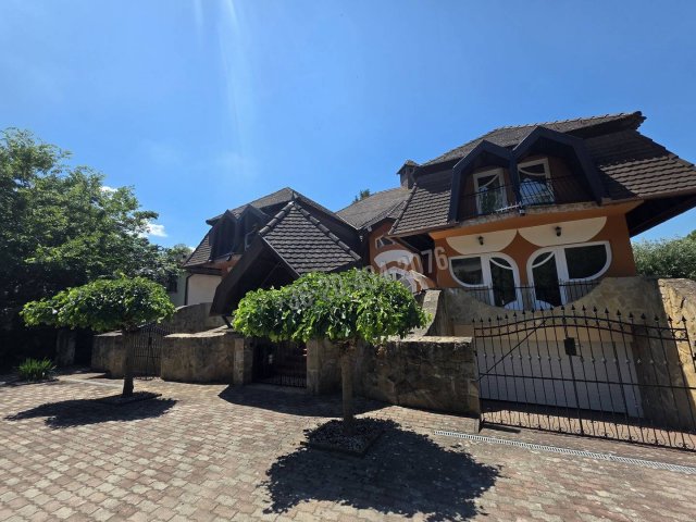 Eladó családi ház, Balatonlelleén 399.9 M Ft, 12 szobás