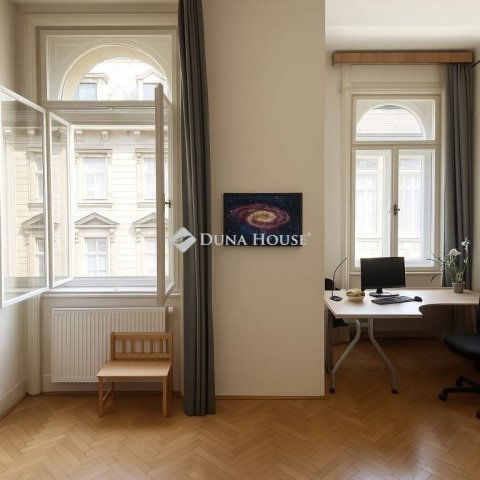 Eladó téglalakás, Budapesten, VI. kerületben 99.9 M Ft, 2 szobás