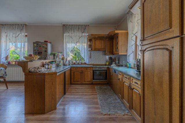 Eladó családi ház, Baján 96.5 M Ft, 6 szobás