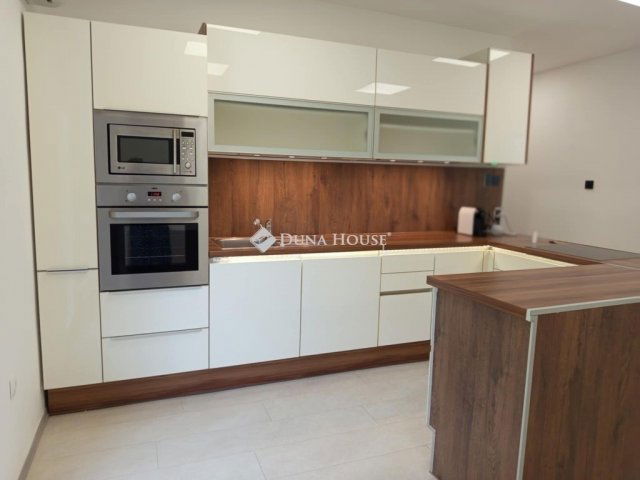 Eladó téglalakás, Komlón 33.9 M Ft, 3 szobás