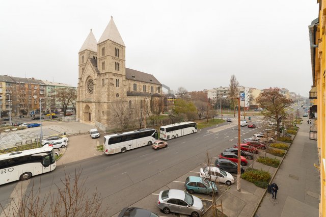 Eladó téglalakás, Budapesten, VI. kerületben 56.9 M Ft, 2 szobás