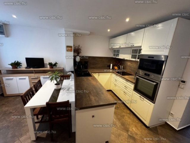 Eladó családi ház, Budapesten, XV. kerületben 109.9 M Ft