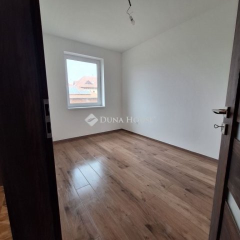 Eladó ikerház, Tinnyén 124.9 M Ft, 4 szobás