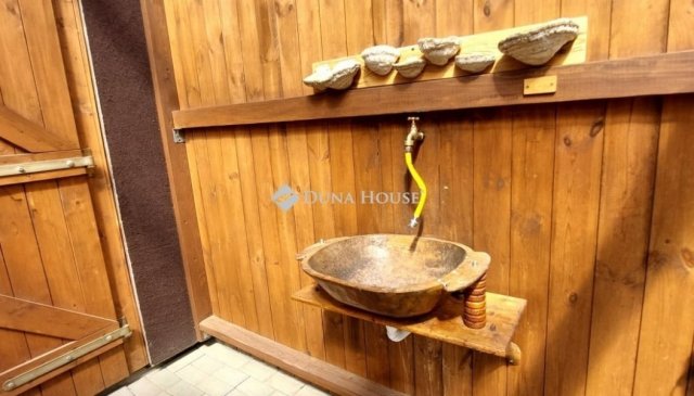 Eladó családi ház, Nárain 179.9 M Ft, 5 szobás