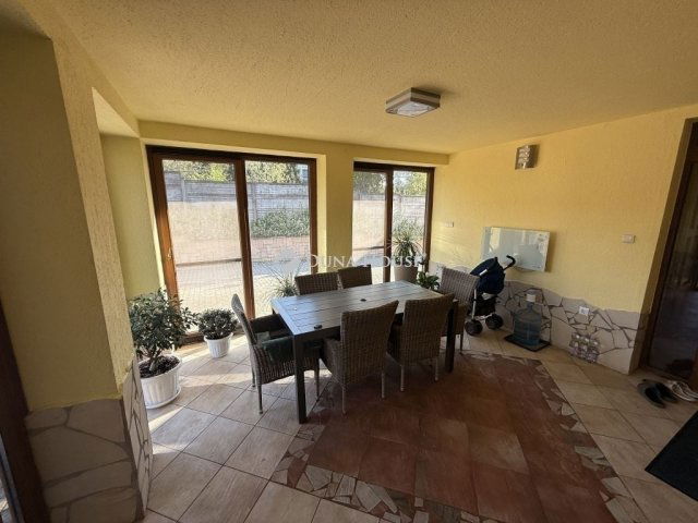 Eladó családi ház, Pécsett 125 M Ft, 5 szobás