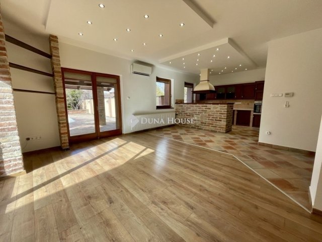 Eladó családi ház, Vecsésen 139.9 M Ft, 4+1 szobás