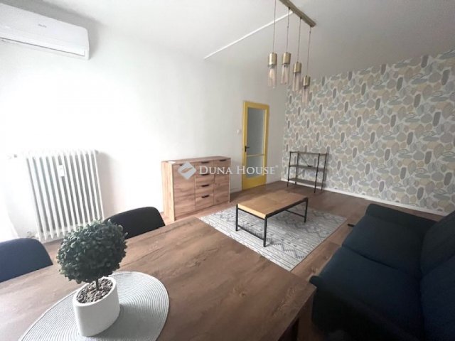 Kiadó panellakás, albérlet, Pécsett, Zsuzsanna utcában
