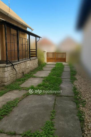 Eladó családi ház, Komáromban 86 M Ft, 5 szobás