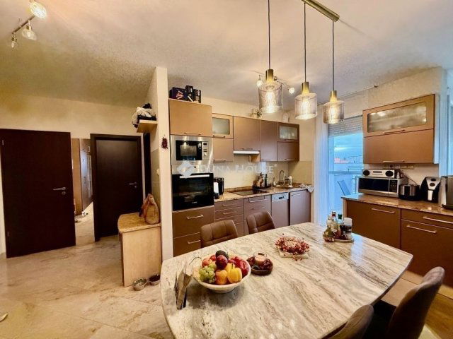 Eladó téglalakás, Pécsett 79.9 M Ft, 3 szobás