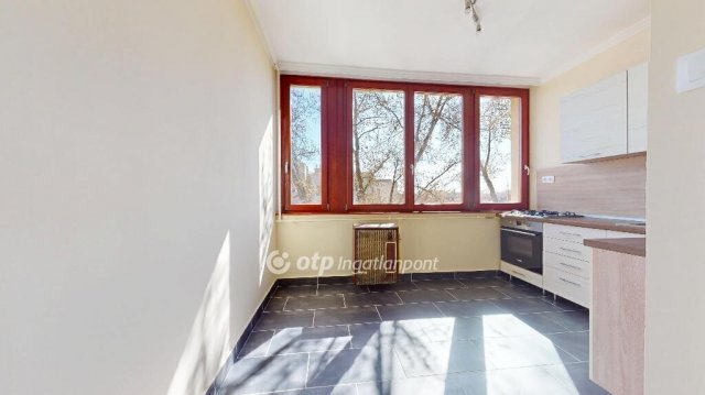 Eladó panellakás, Nyírbátorban 37.8 M Ft, 2 szobás