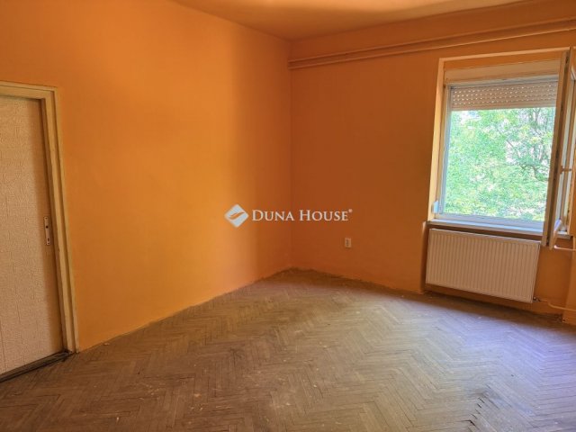 Eladó téglalakás, Komlón, Kazinczy Ferenc utcában 10.9 M Ft
