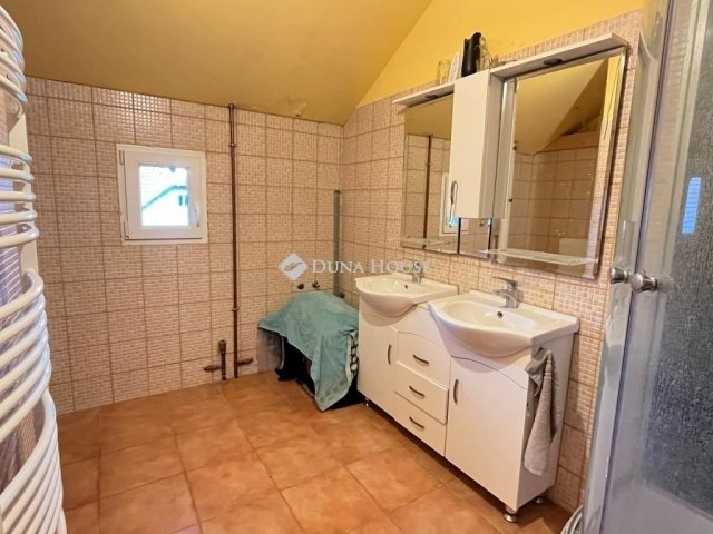 Eladó családi ház, Albertirsán 94 M Ft, 8 szobás