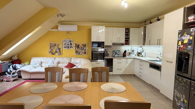 Eladó téglalakás, Veszprémben 109.9 M Ft, 4 szobás