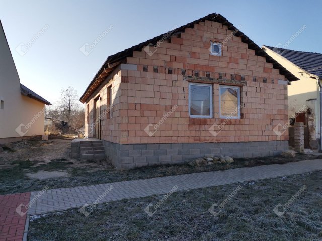 Eladó családi ház, Komáromban 65 M Ft, 4 szobás